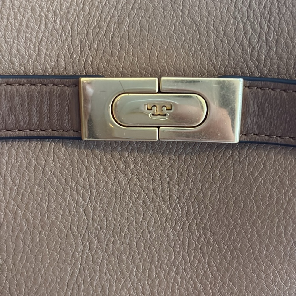 Elegant Tan Leather Handbag - Picture 4 of 11
